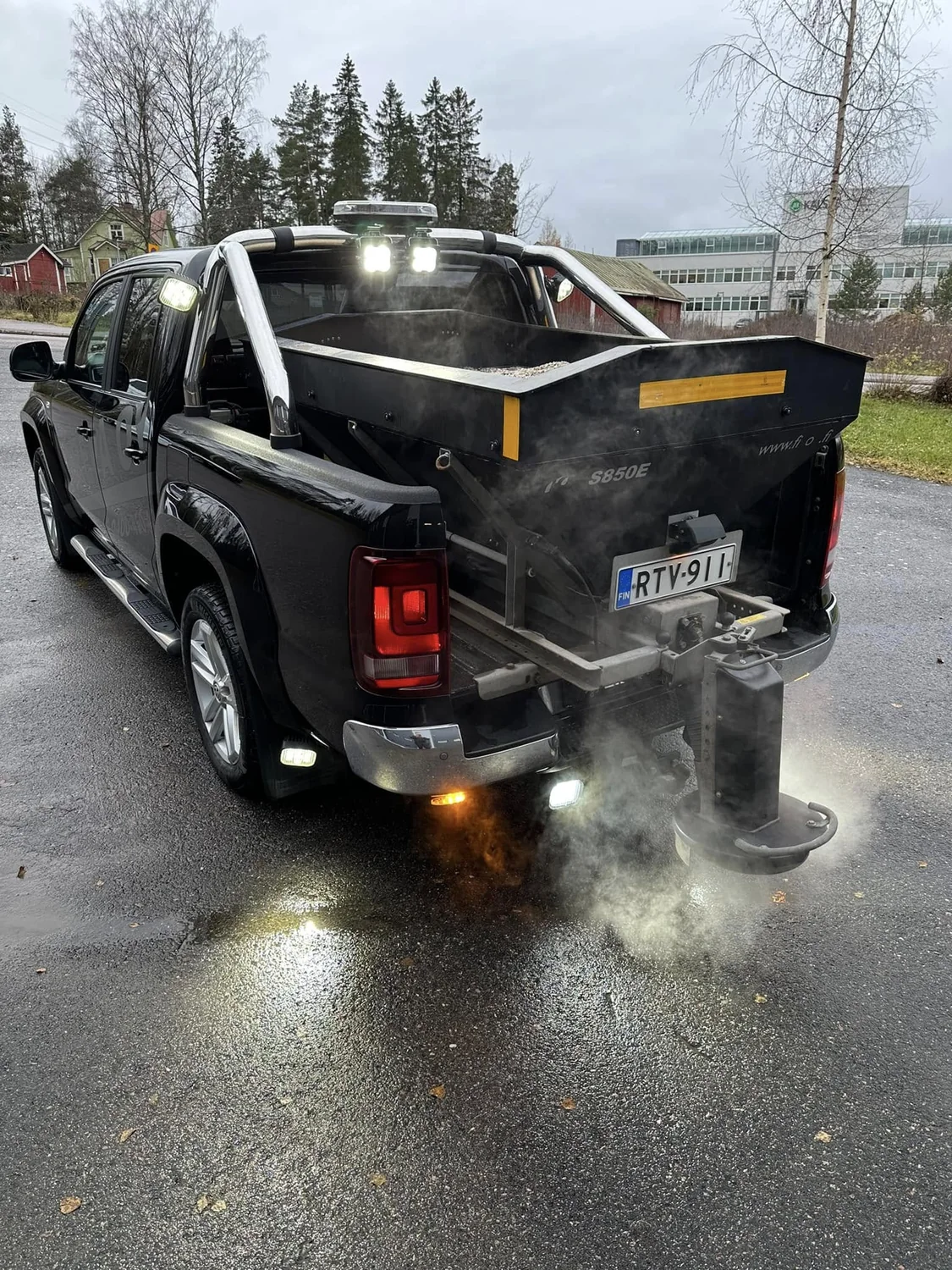 Ajoneuvo, jossa on talvikunnossapidon hiekoituskalustoa